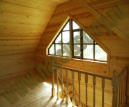 Фото деревянного дома с мансардным этажом